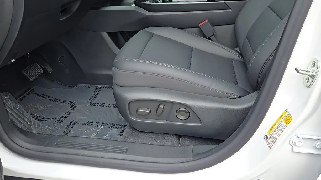 New 2027 Summit White Chevrolet LT image 9