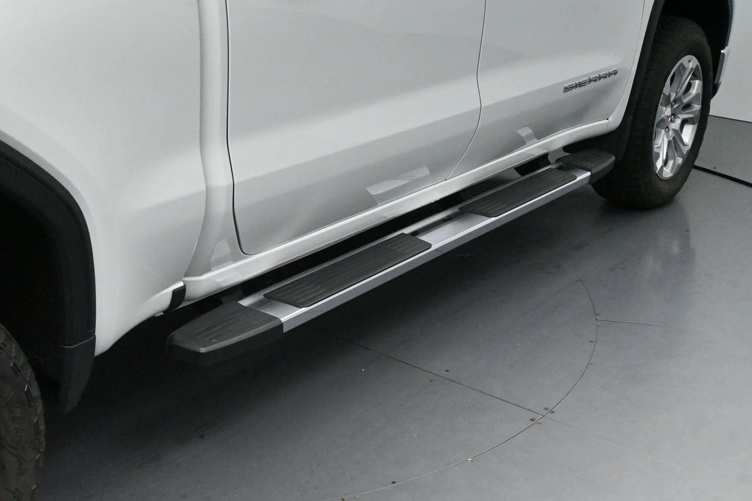 Used 2023 Summit White GMC SLT image 9