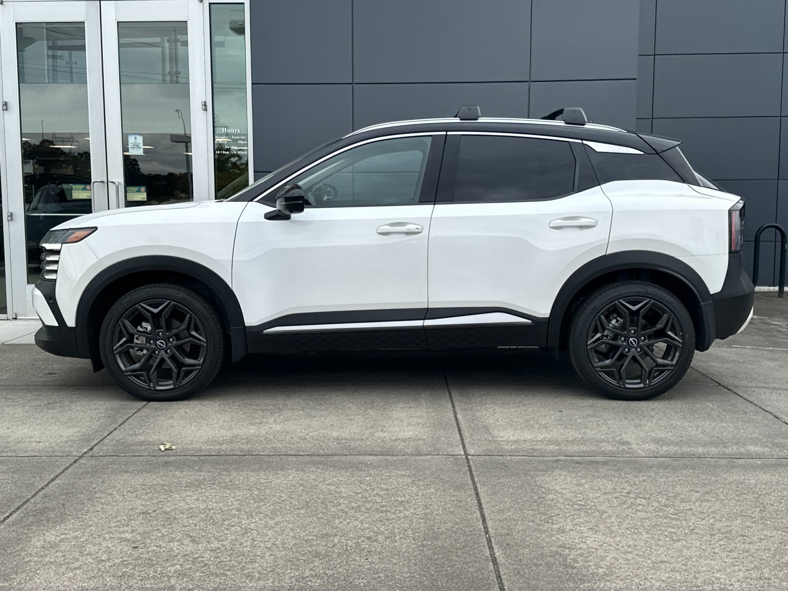 Used 2025 Aspen White/Super Black Nissan SR image 7