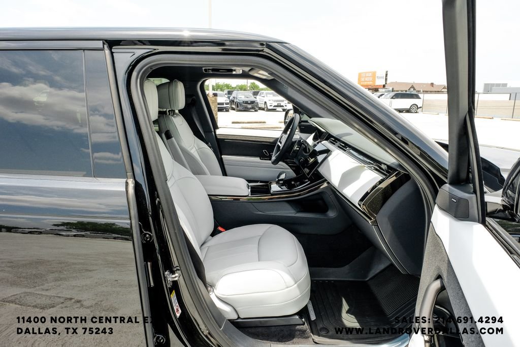 New 2026 Santorini Black Metallic Land Rover SE image 40