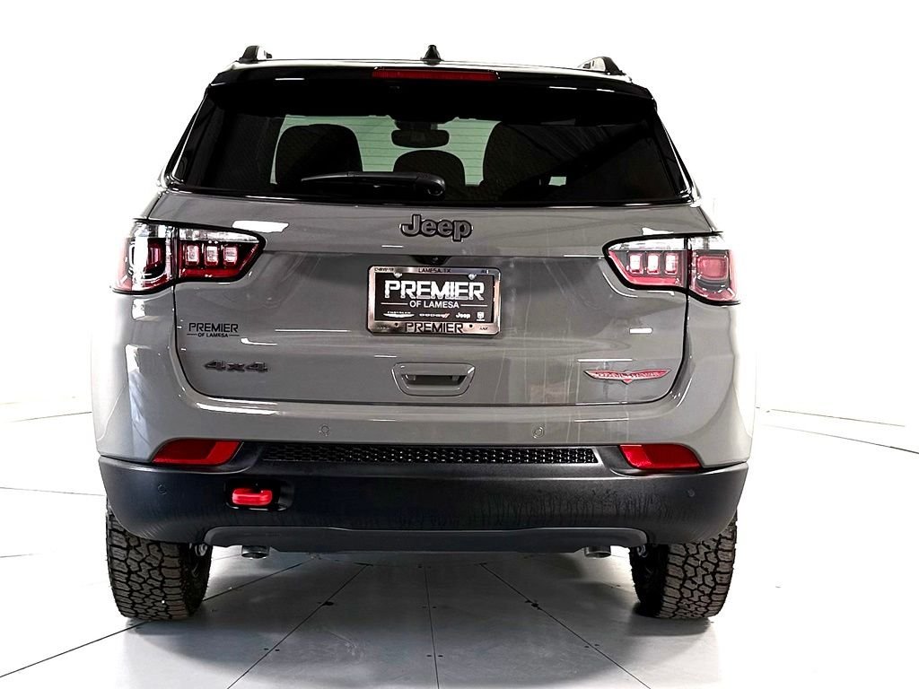 New 2026 Sting-Gray Clear-Coat Exterior Paint Jeep Trailhawk image 5