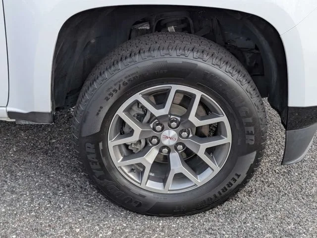 Used 2022 SUMMIT WHITE GMC 4WD AT4 w/Cloth image 9
