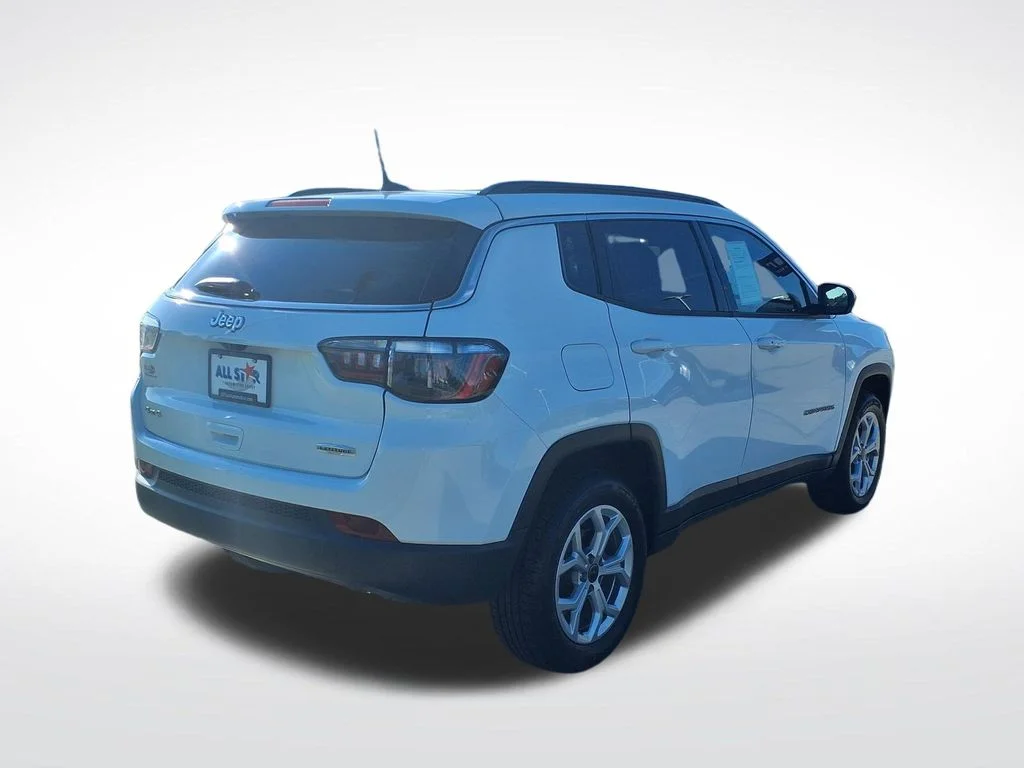 Used 2025 White Jeep Latitude image 9