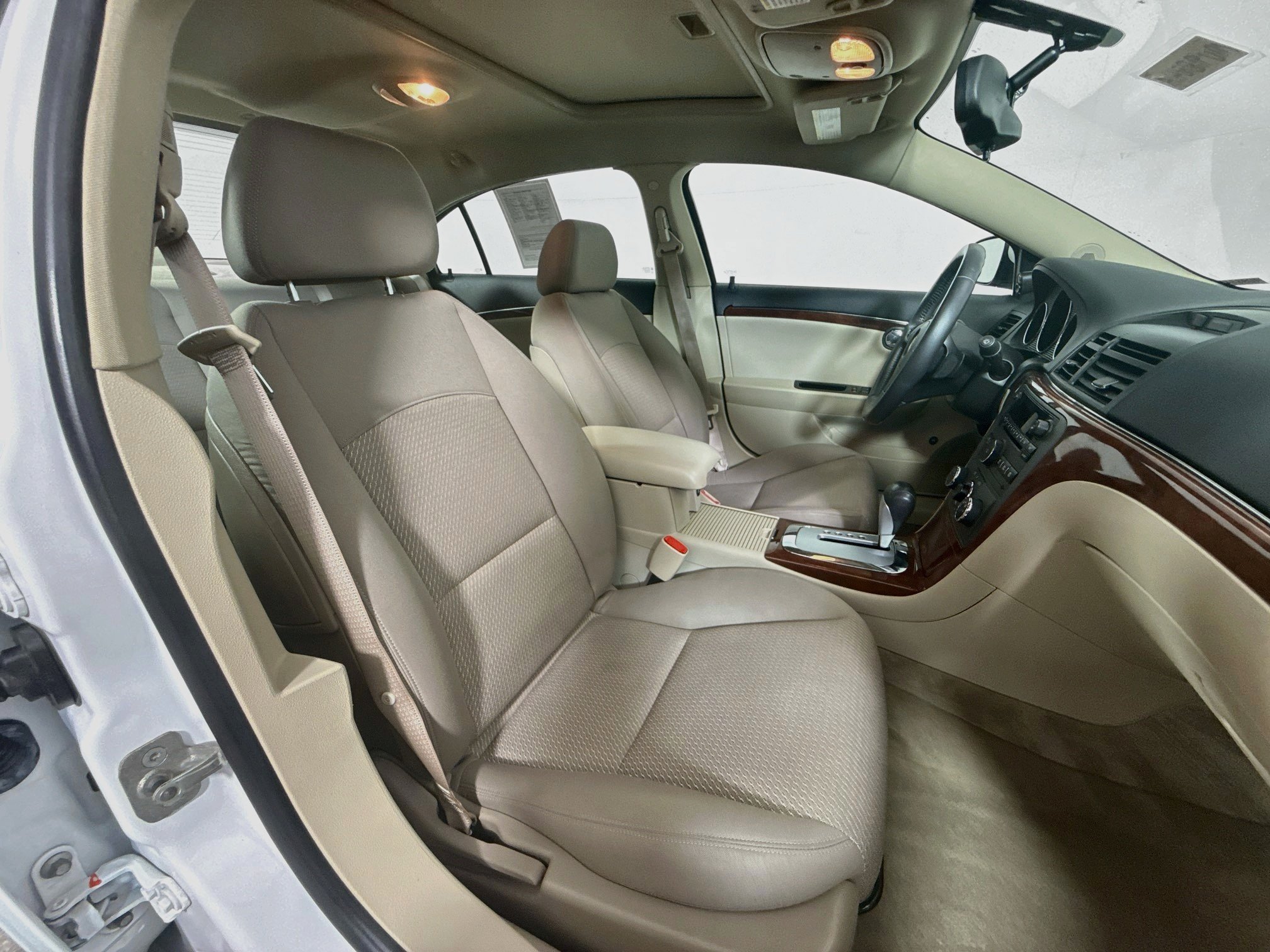 Used 2009 Polar White Saturn XE image 27