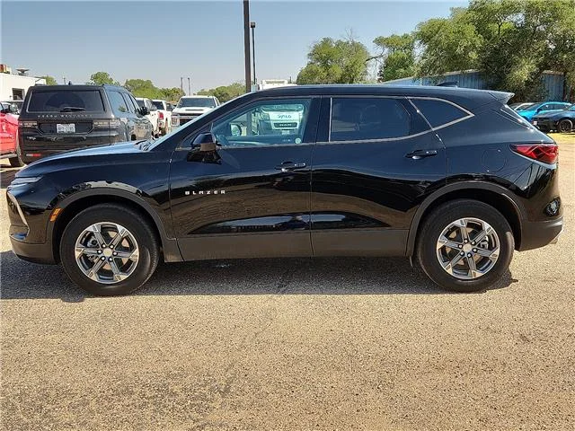 Used 2025 Black Chevrolet LT w/2LT Front-Wheel Drive image 2
