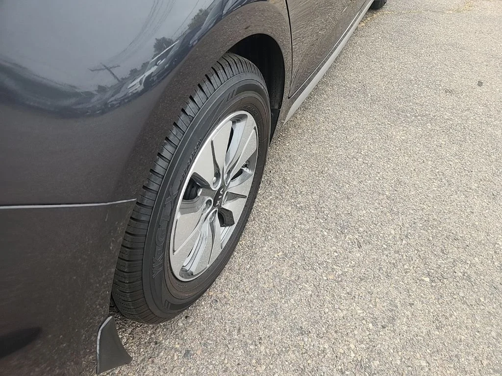 Used 2017 Gray Kia Base image 14