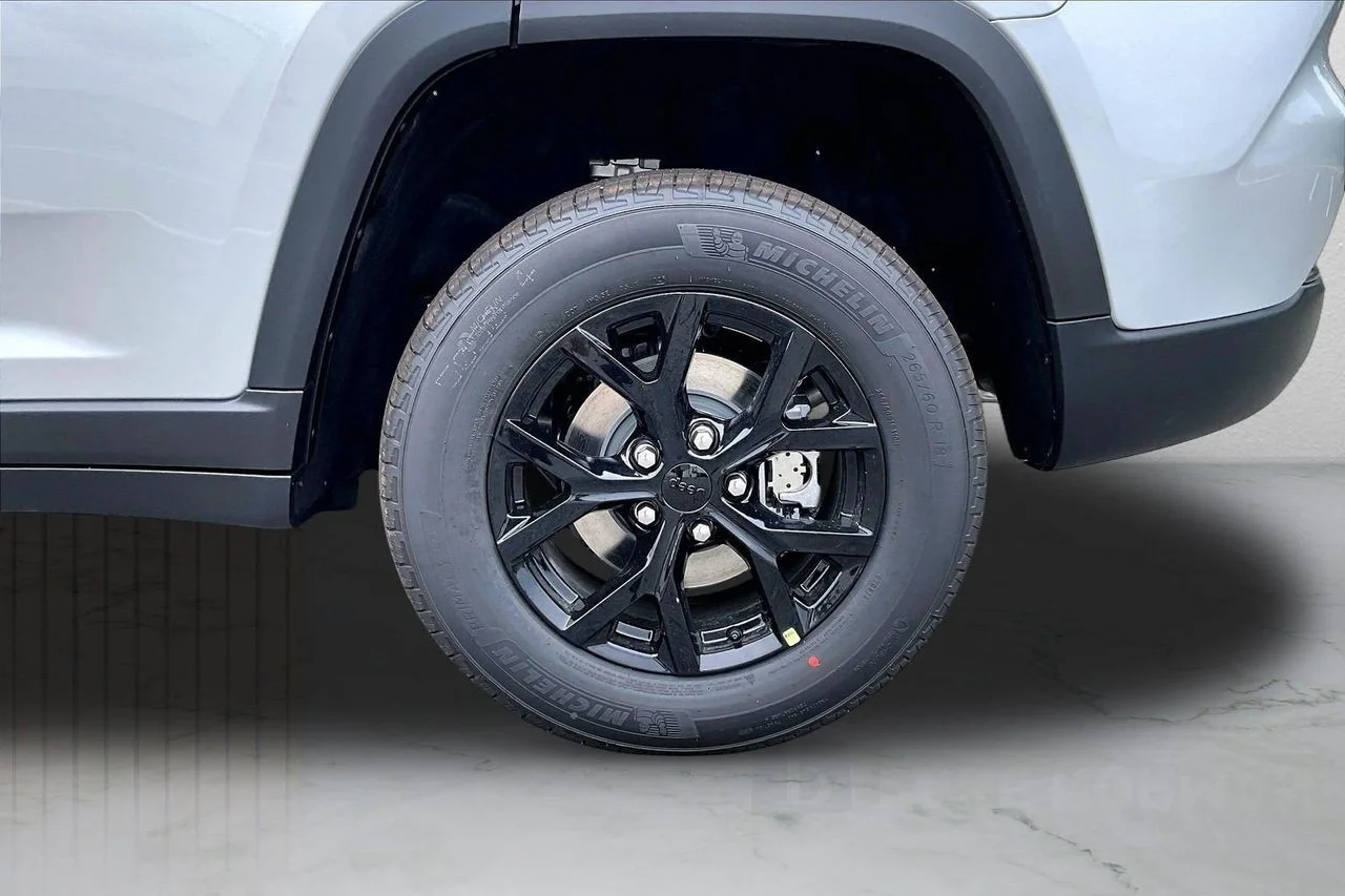 New 2026 Silver Zynith Exterior Paint Jeep Altitude image 34