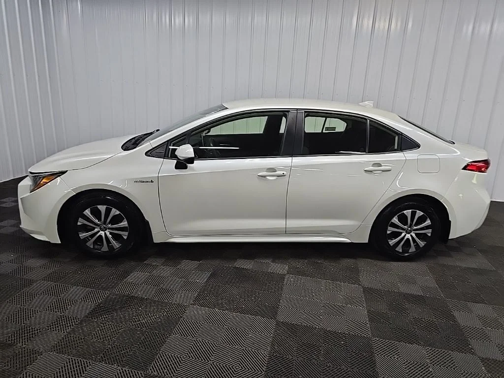 Used 2020 White Toyota LE image 5