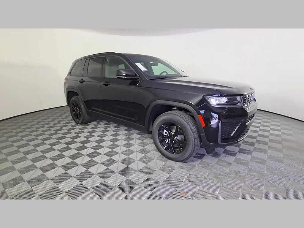 New 2026 Diamond Black Crystal Pearl-Coat Exterior Paint Jeep Laredo Altitude image 39