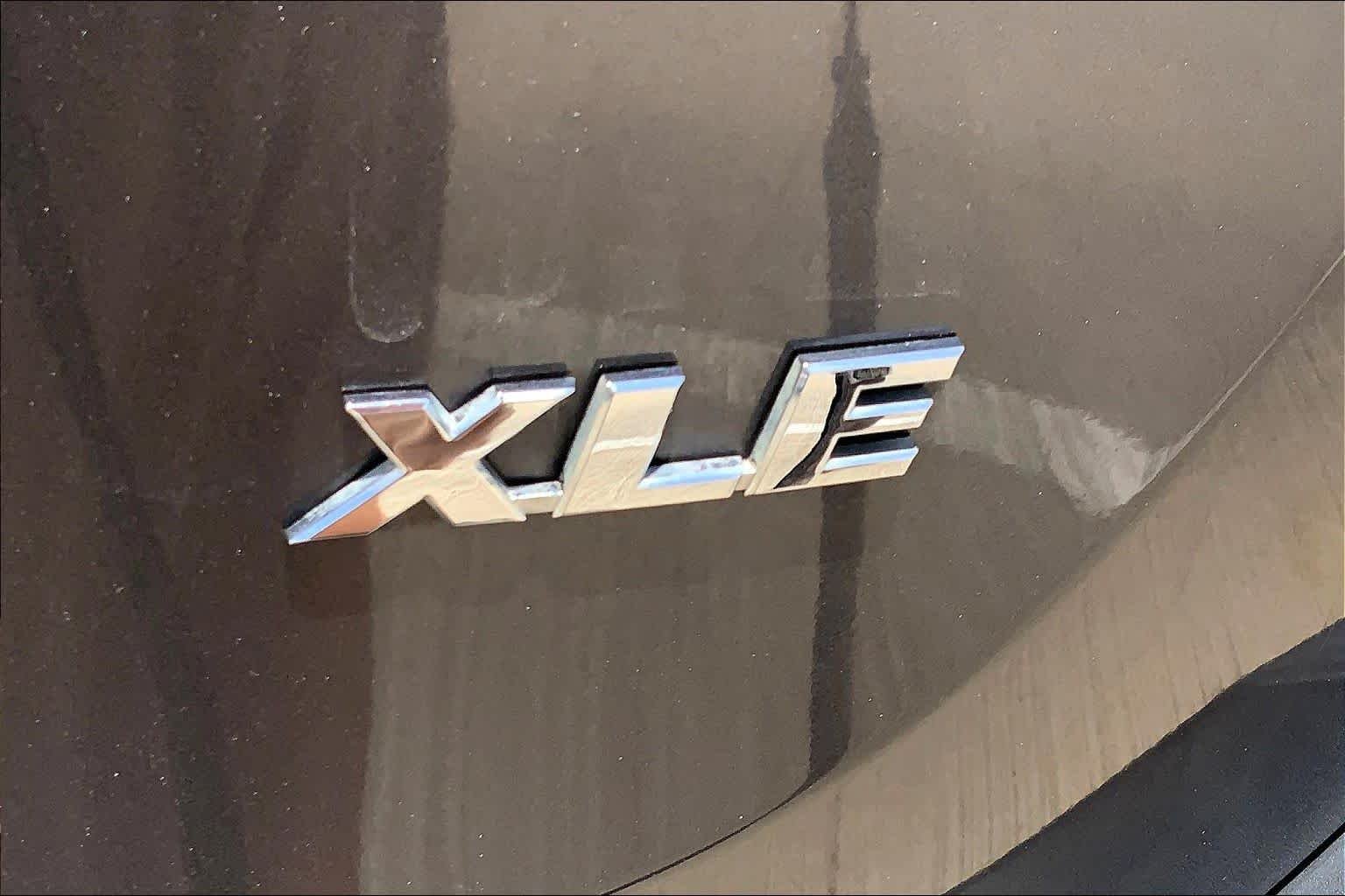 Used 2013 Magnetic Gray Metallic Toyota XLE image 9