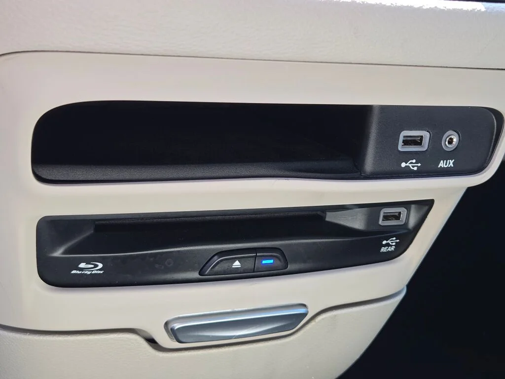 Used 2020 Black Chrysler Limited image 28