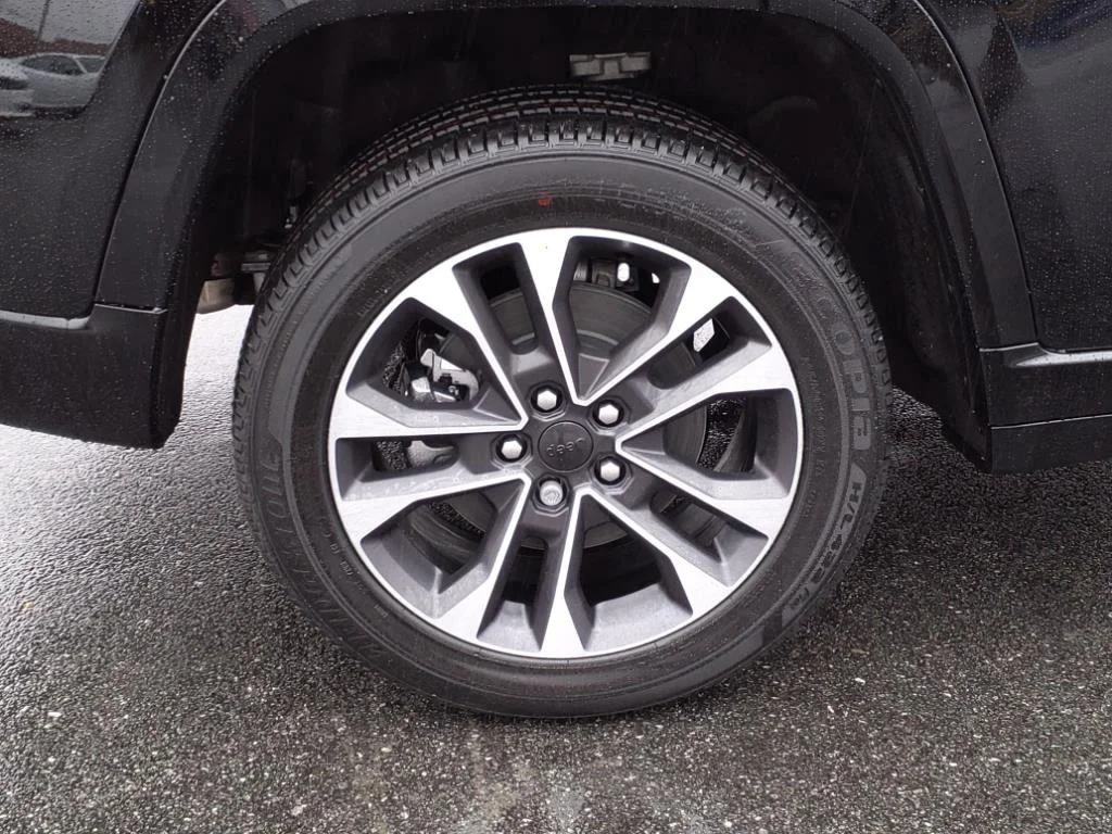 New 2024 Diamond Black Crystal Pearl-Coat Exterior Paint Jeep Overland image 21