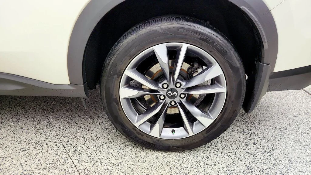 Used 2024 Majestic White INFINITI LUXE AWD w/ Vision Pkg & Bose Performance 17-Speaker Audio image 9