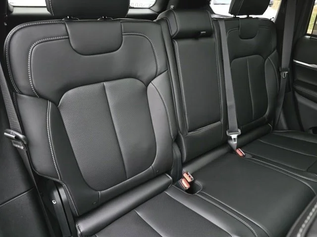 New 2025 Diamond Black Crystal Pearlcoat Jeep Limited image 35