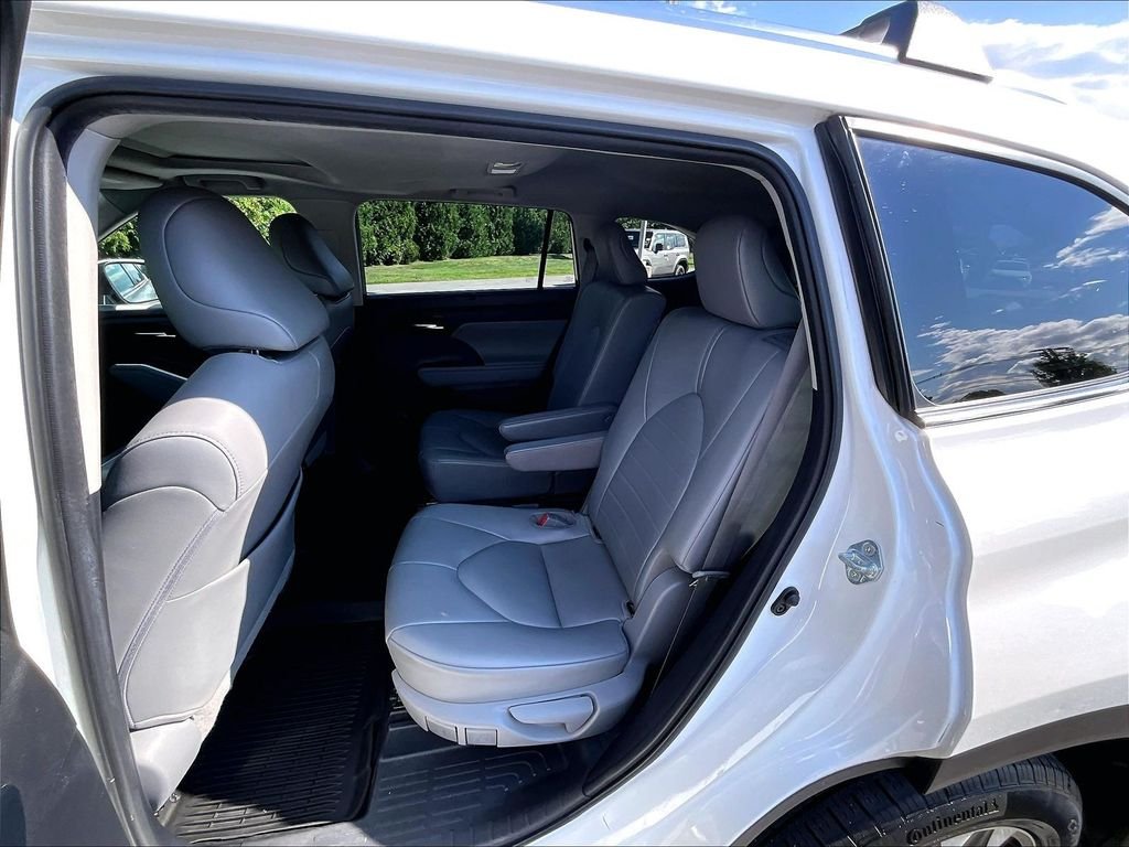 Used 2021 White Toyota XLE image 15