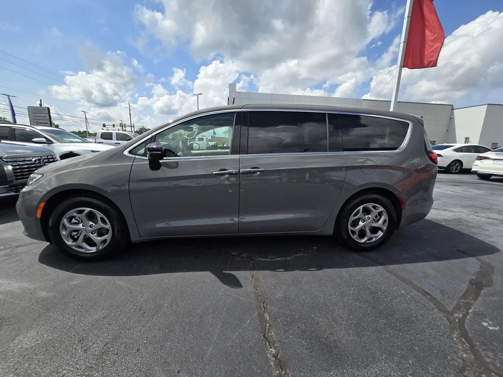 Used 2024 Ceramic Gray Clearcoat Chrysler Limited image 8