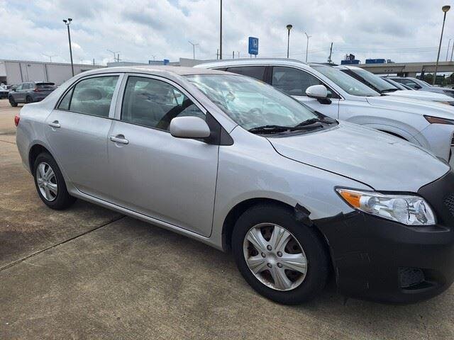 Used 2009 Classic Silver Metallic Toyota LE image 2