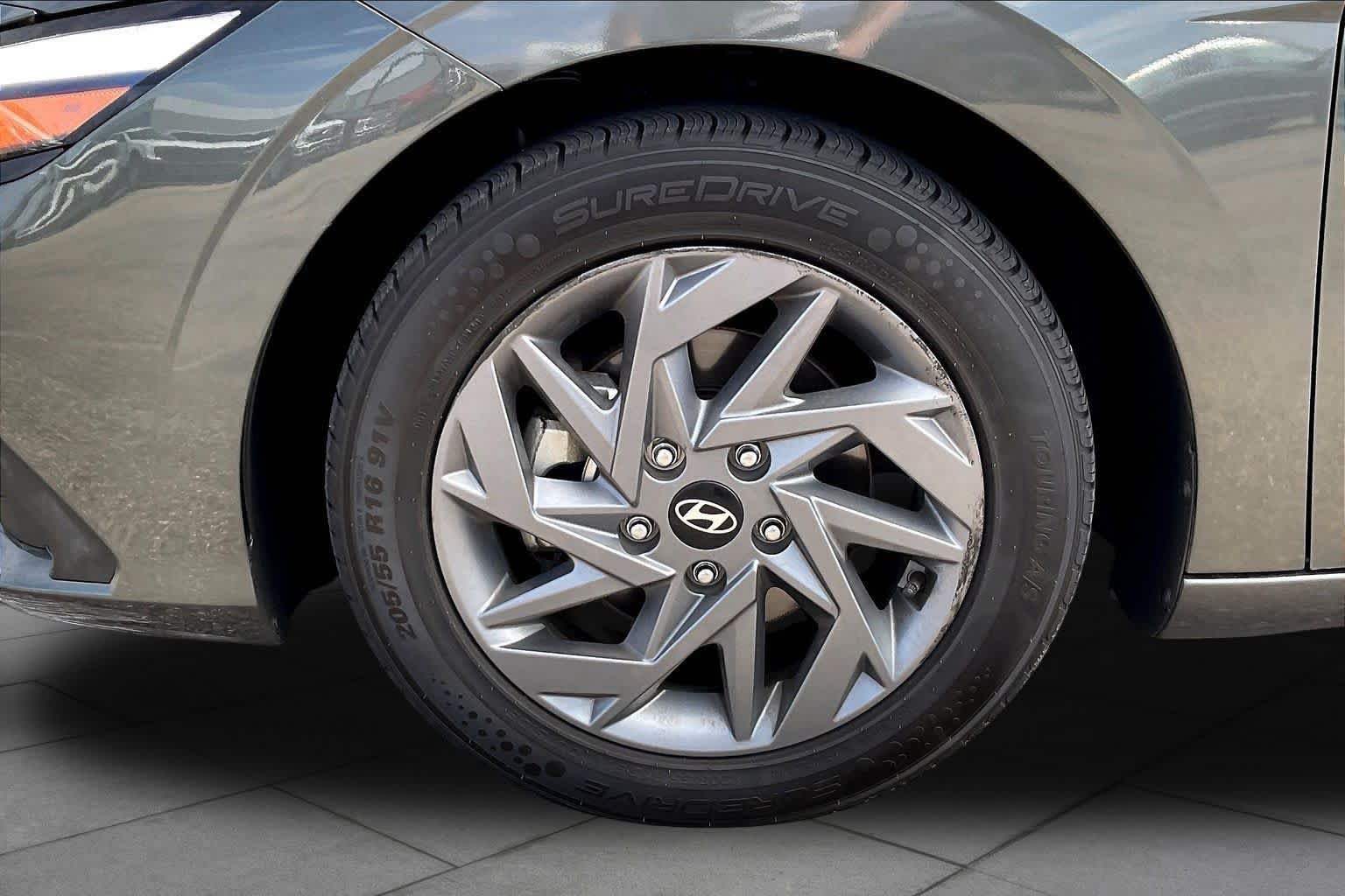 Used 2024 Amazon Gray Hyundai SEL image 10