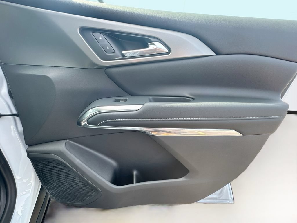 New 2027 Polar White Tricoat Chevrolet LT image 37