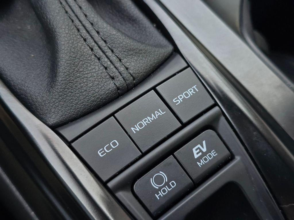 Used 2025  Toyota LE image 33