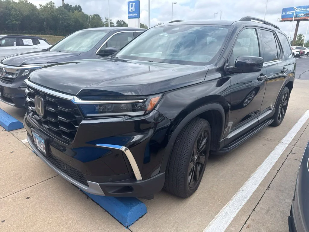 Used 2024  Honda Touring image 2