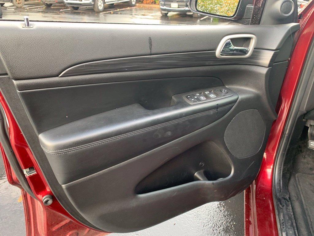 Used 2022 Red Jeep Laredo X image 11