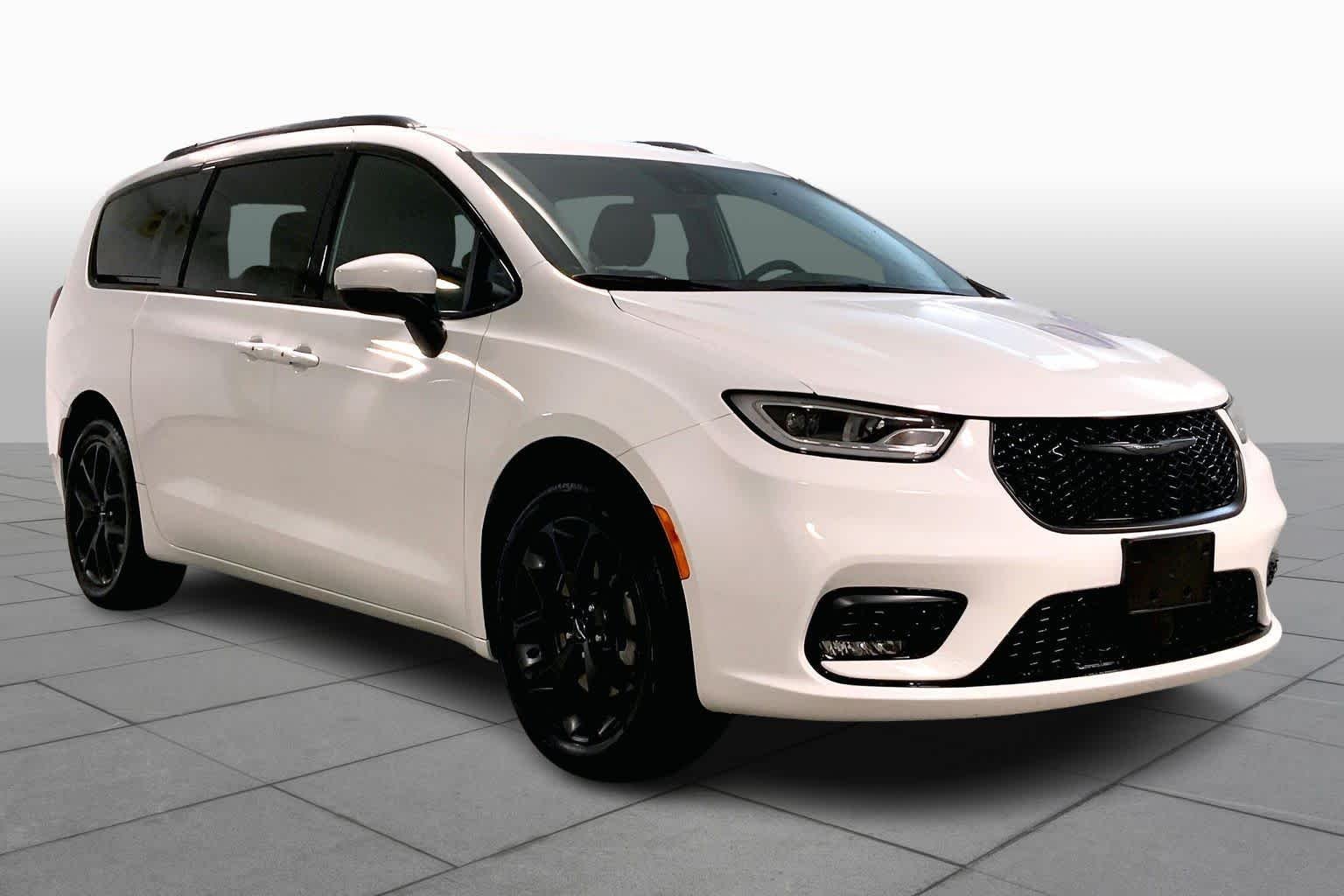 Used 2023 Chrysler Pacifica Touring L with VIN 2C4RC3BG6PR518866 for sale in Kansas City