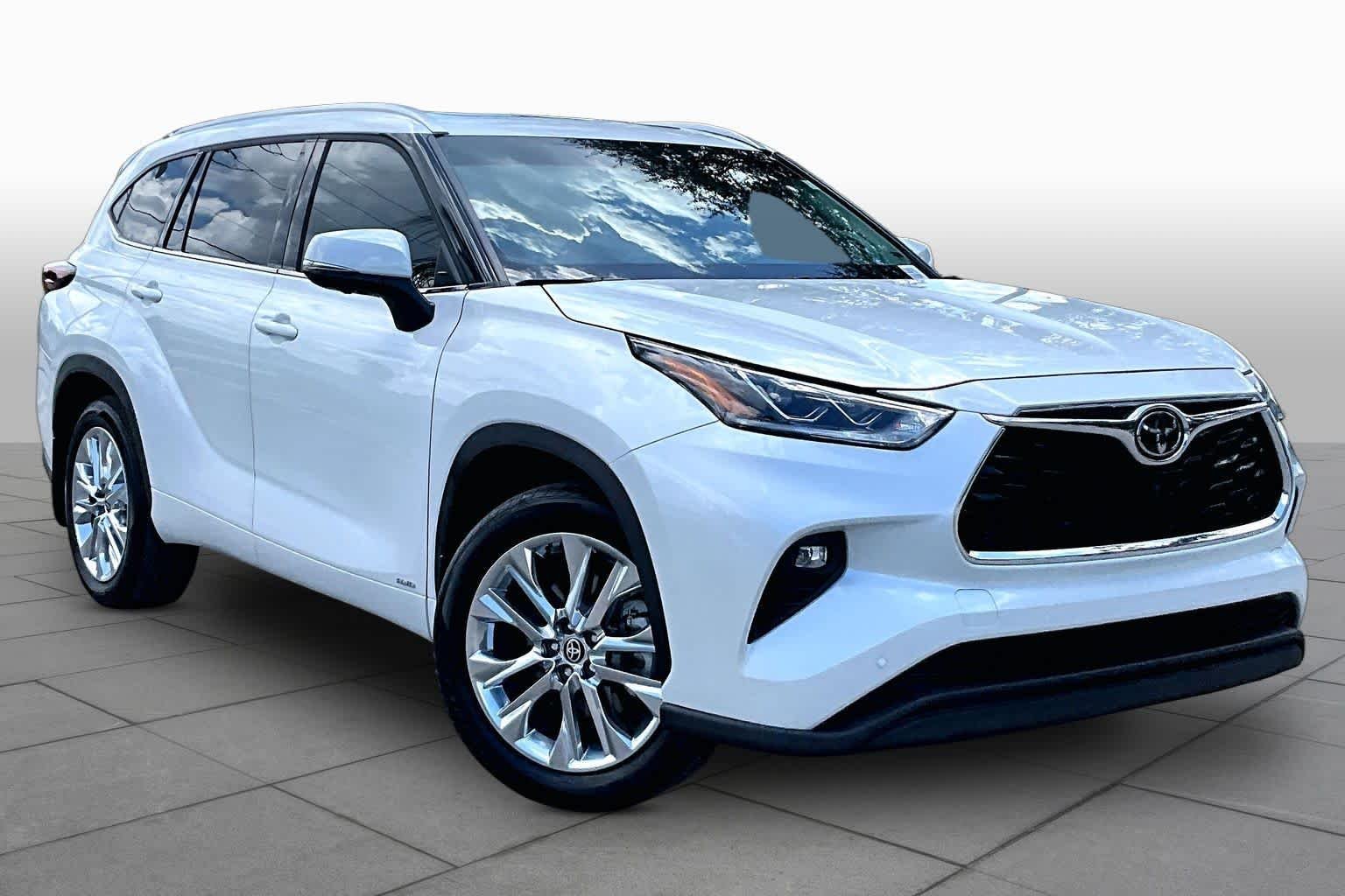 Used 2025 Wind Chill Pearl Toyota Hybrid Limited image 3