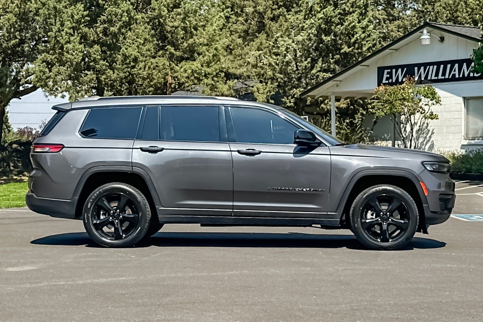 Used 2023 Gray Jeep Altitude image 3