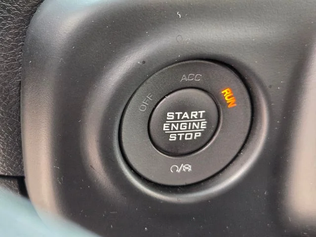 Used 2022  Jeep Sport image 20