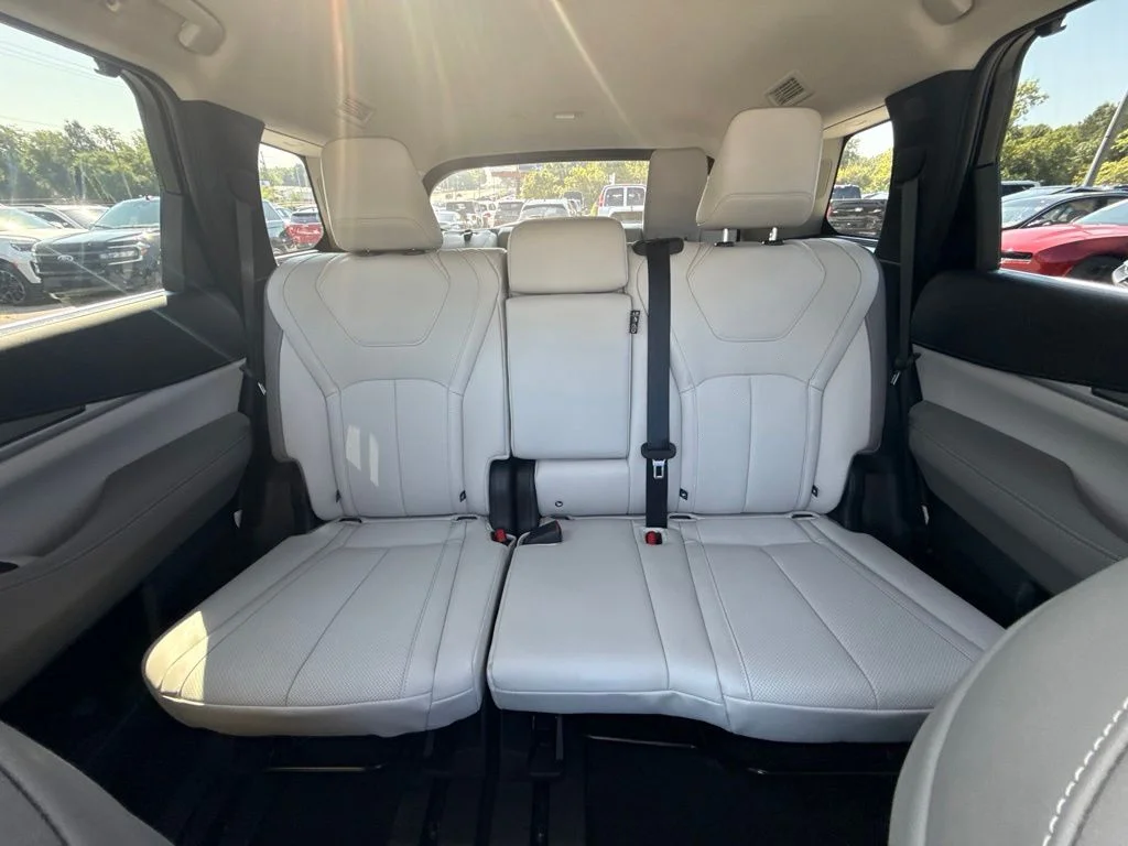 Used 2026 White INFINITI LUXE image 11