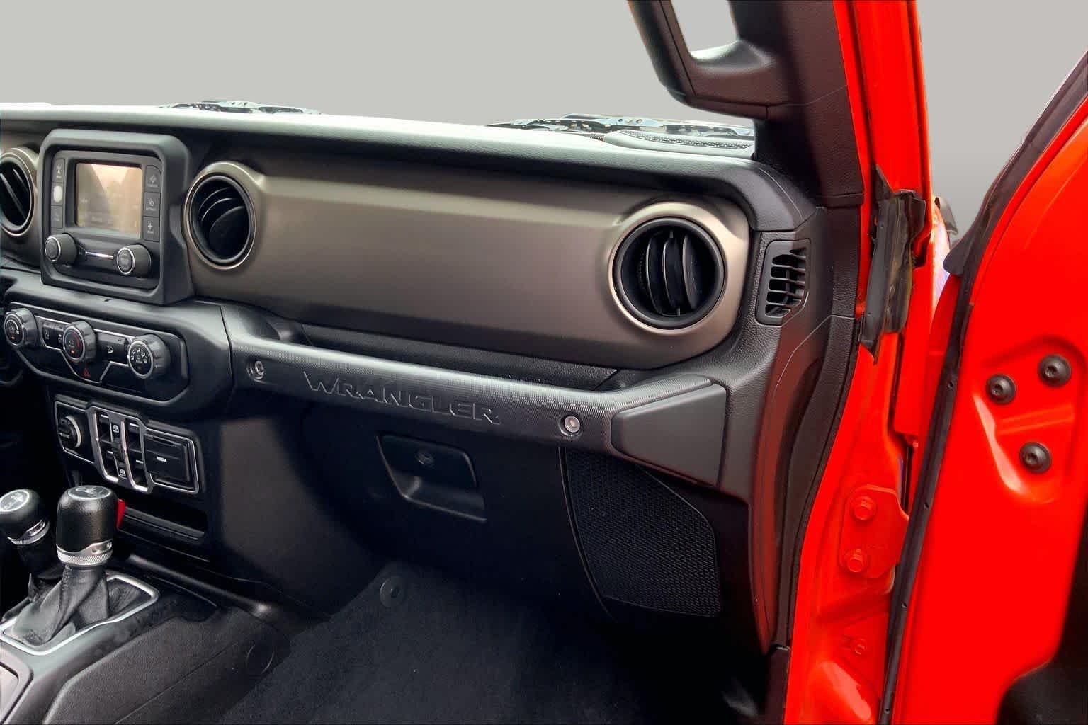Used 2018 Punkn Metallic Clearcoat Jeep Sport S image 17