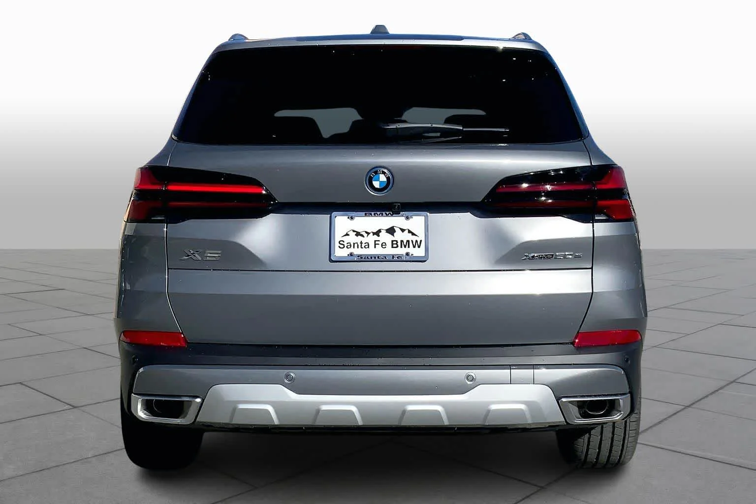 New 2026 Skyscraper Grey Metallic BMW xDrive50e image 4