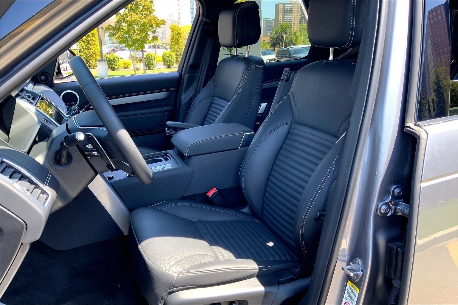 Certified Used 2025 Eiger Grey Metallic Land Rover Dynamic SE image 6