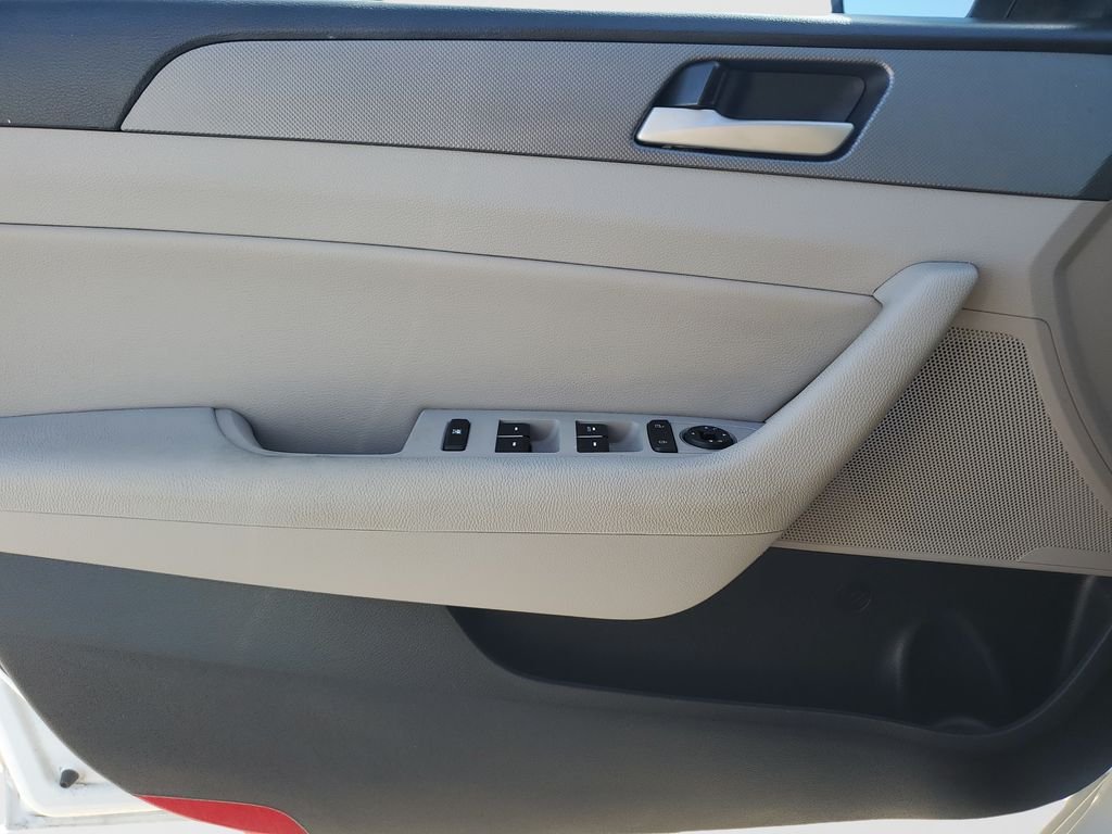Used 2018 White Hyundai SEL image 18