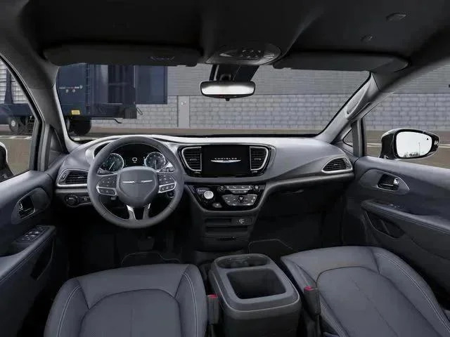 2026 Chrysler Voyager LX - Photo 8