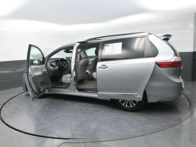 Used 2018 Silver Toyota XLE image 32
