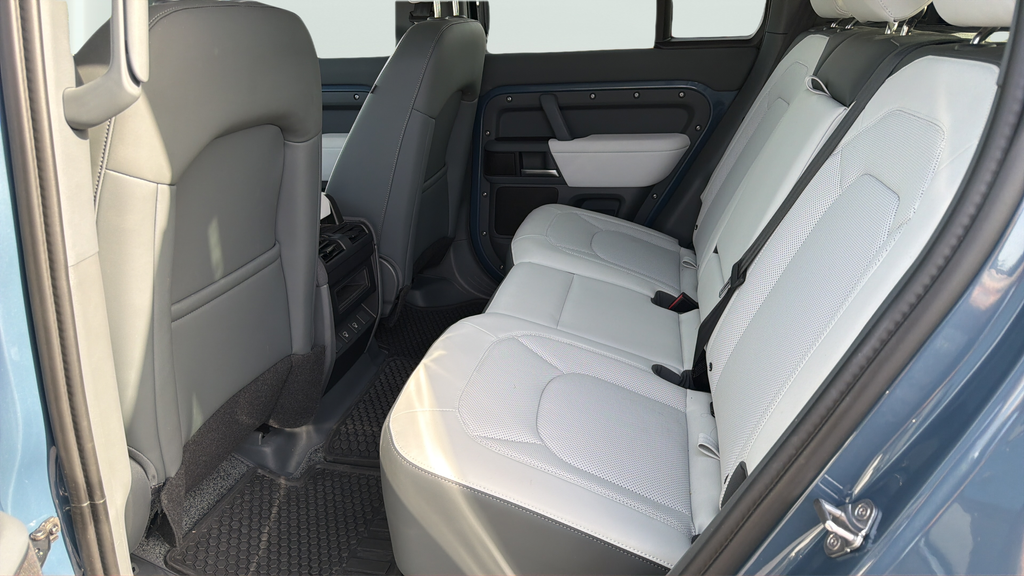 Used 2025 Tasman Blue Metallic Land Rover S image 18
