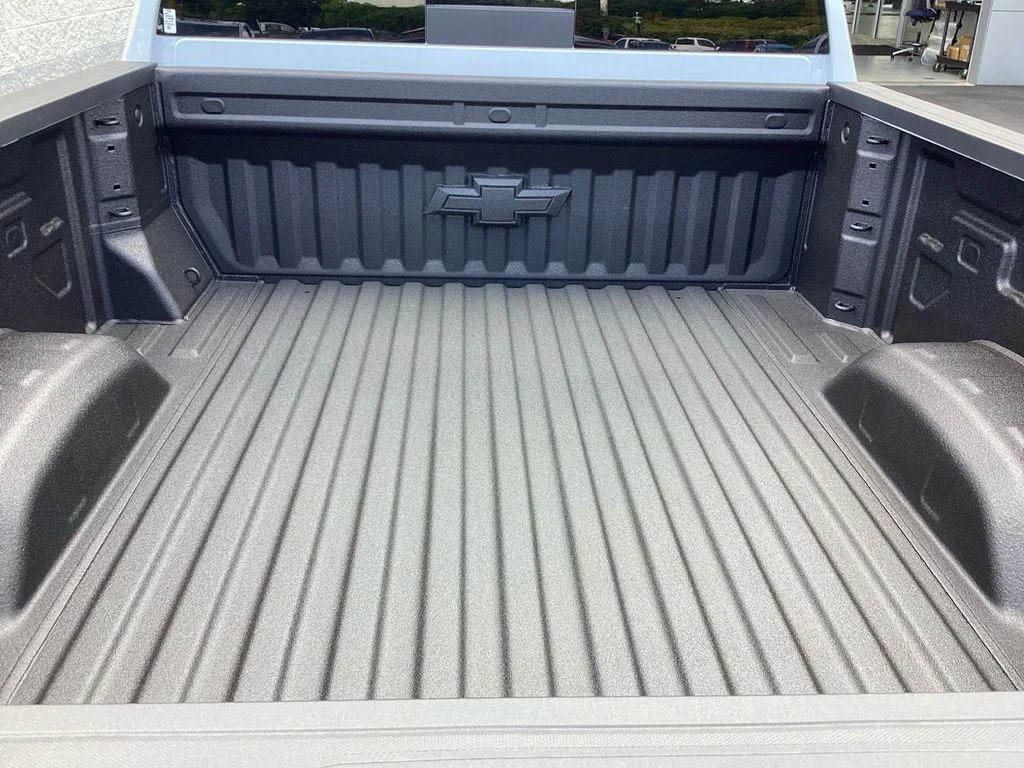 New 2026 Polar White Tricoat Chevrolet High Country image 4