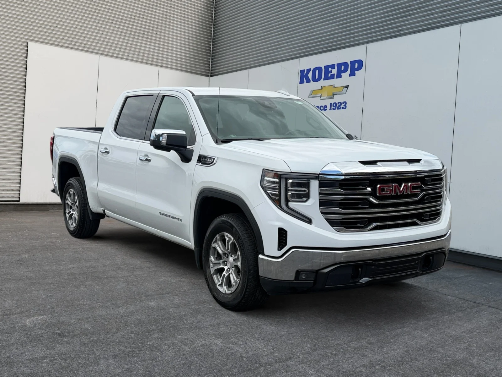 Used 2025 Summit White GMC SLT image 7