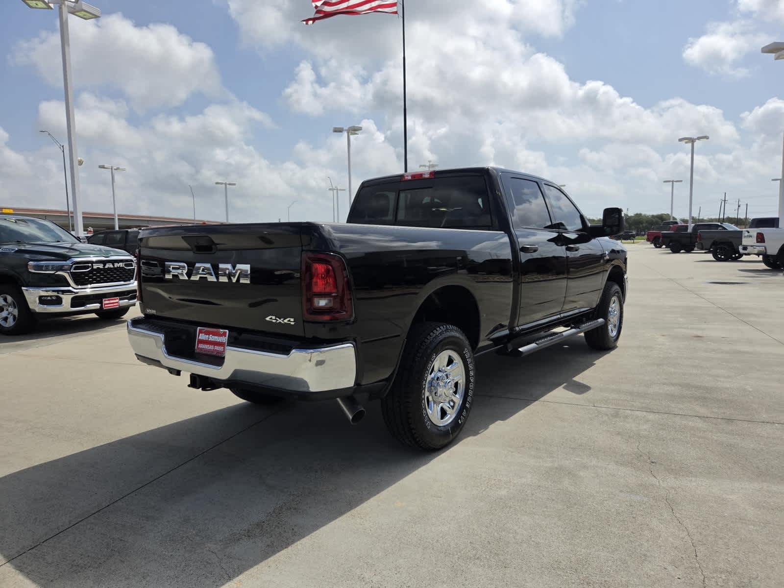 New 2026 Diamond Black Crystal Pearl-Coat Exterior Paint RAM Tradesman image 5