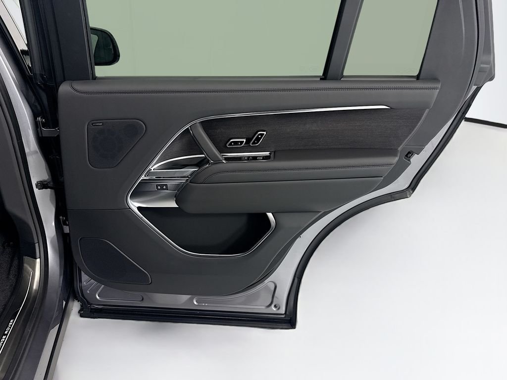 New 2026 Eiger Grey Land Rover SE image 26
