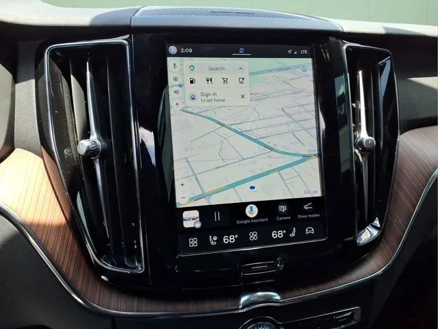 Certified Used 2023 Crystal White Volvo Plus image 27