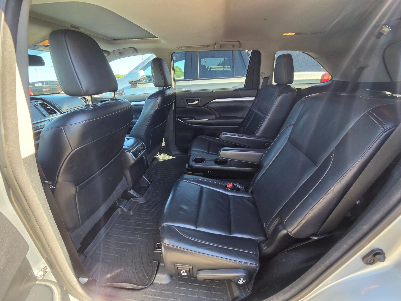 Used 2016 Silver Toyota XLE image 9