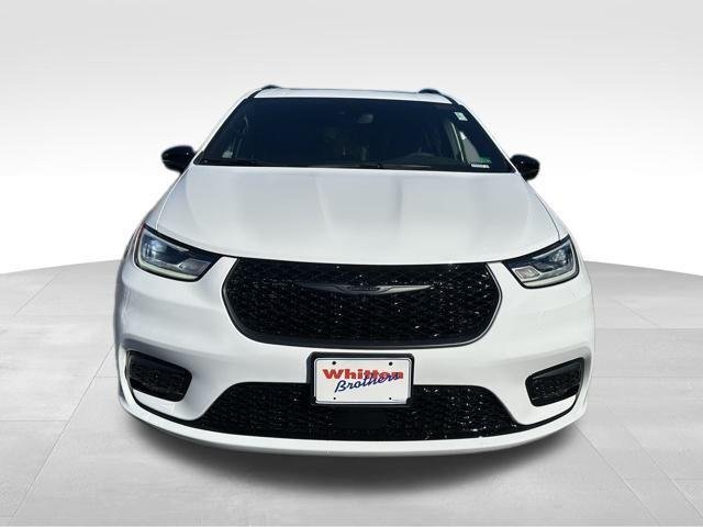 New 2026 Bright White Clear-Coat Exterior Paint Chrysler Limited image 14