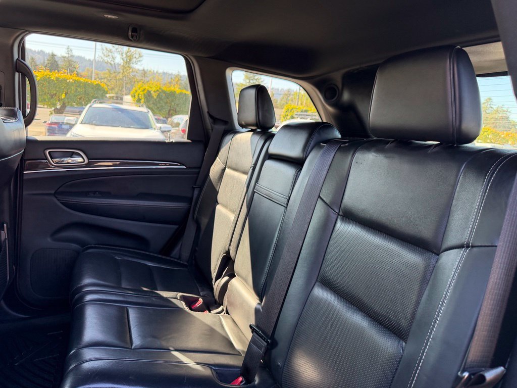 Used 2016 Brilliant Black Crystal Pearlcoat Jeep Overland image 30