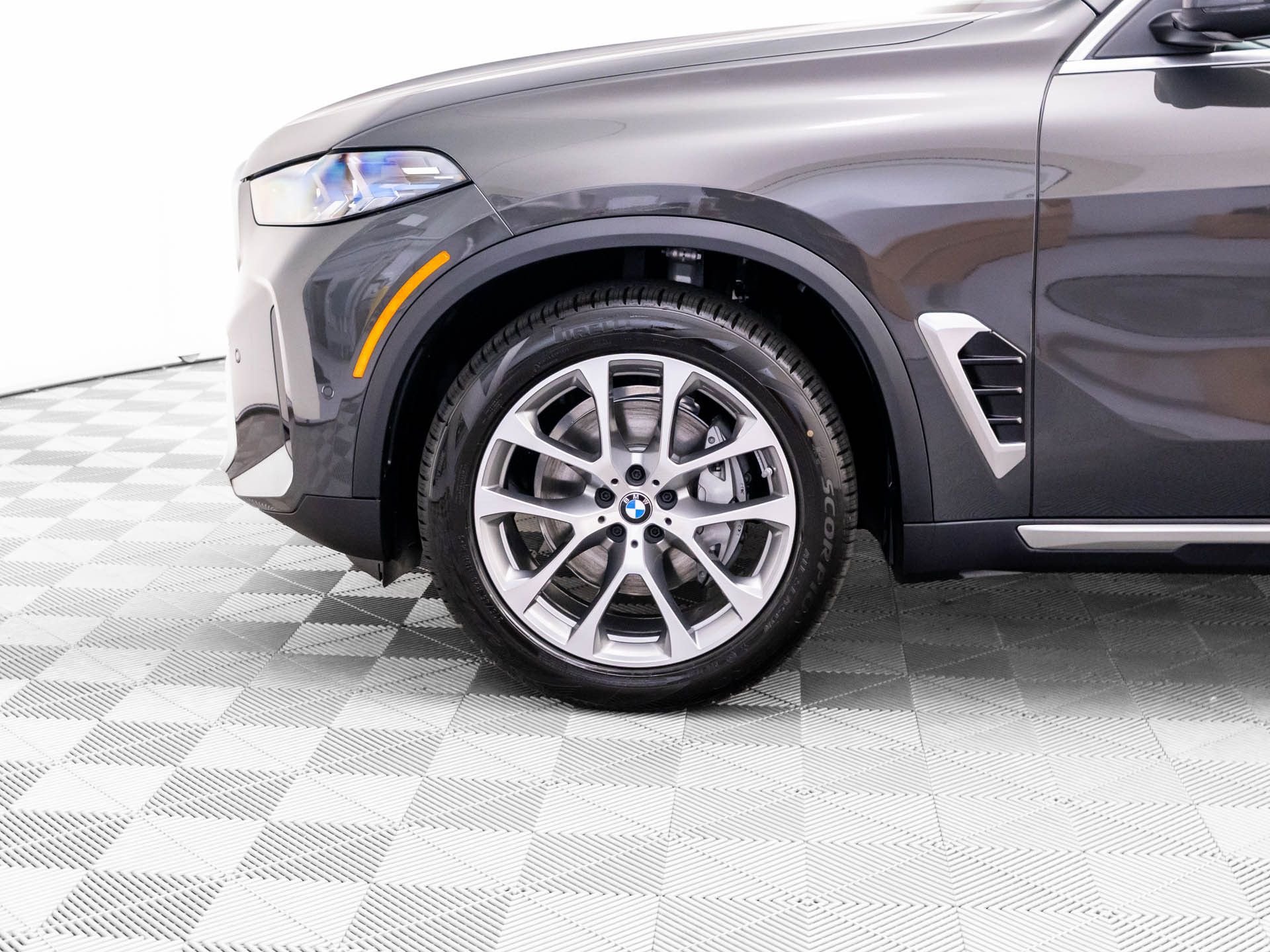 New 2026 Dravit Grey Metallic BMW xDrive40i image 33