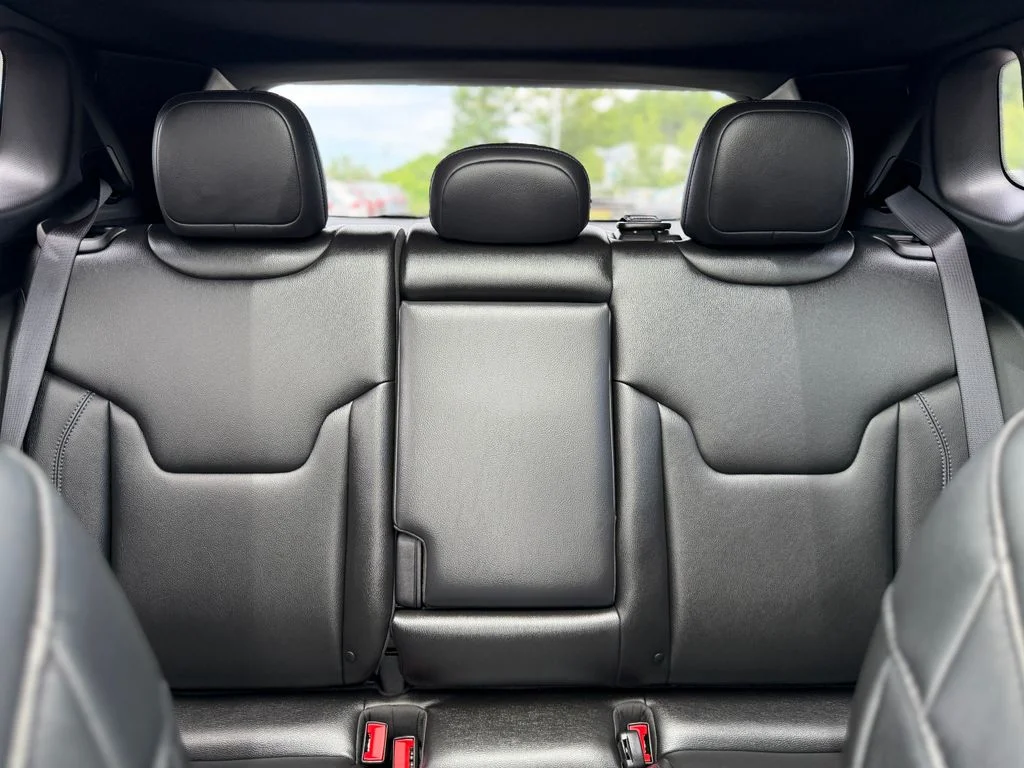 Used 2025 Silver Jeep Limited image 27