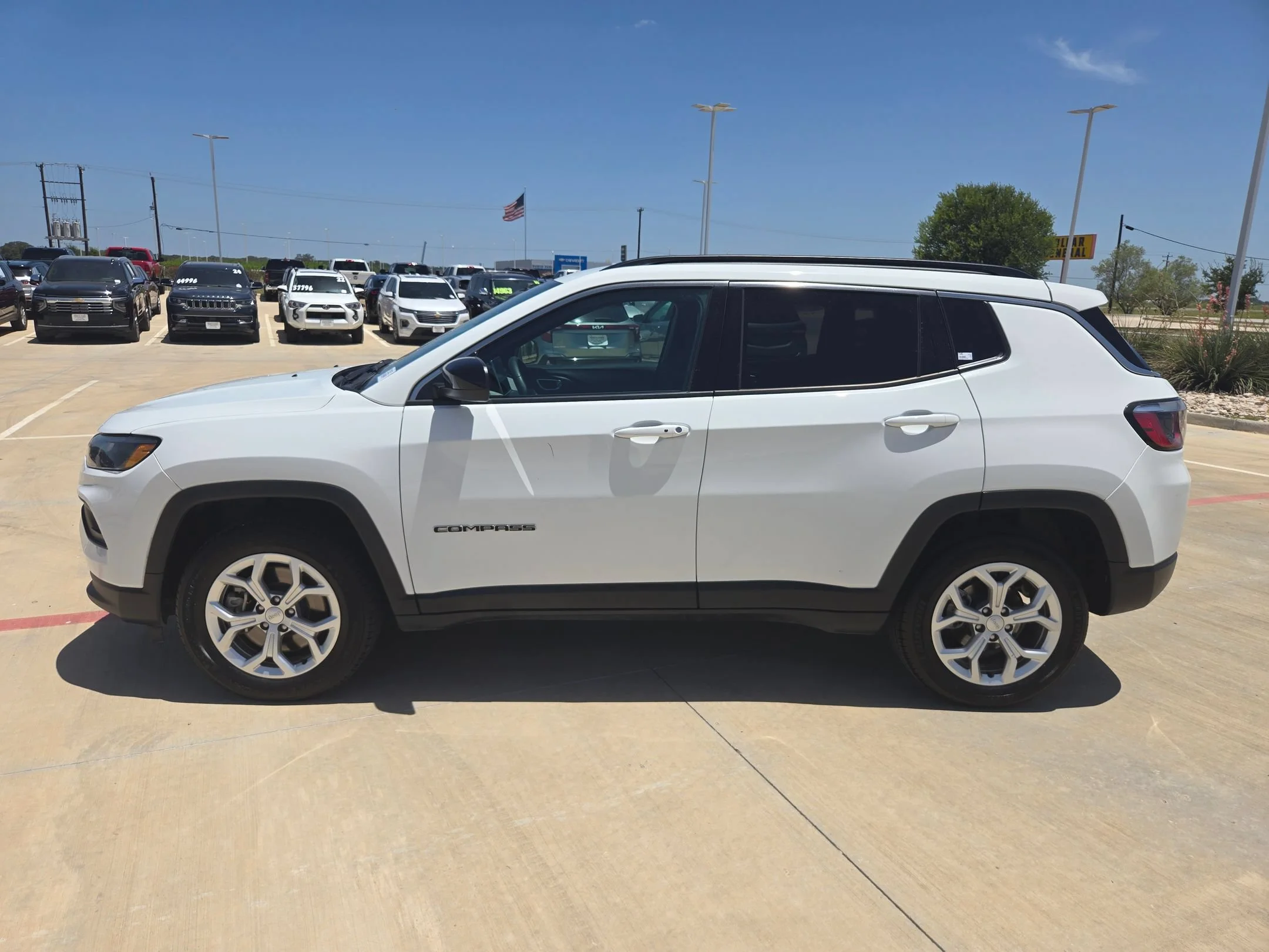 Used 2024 White Jeep Latitude image 6