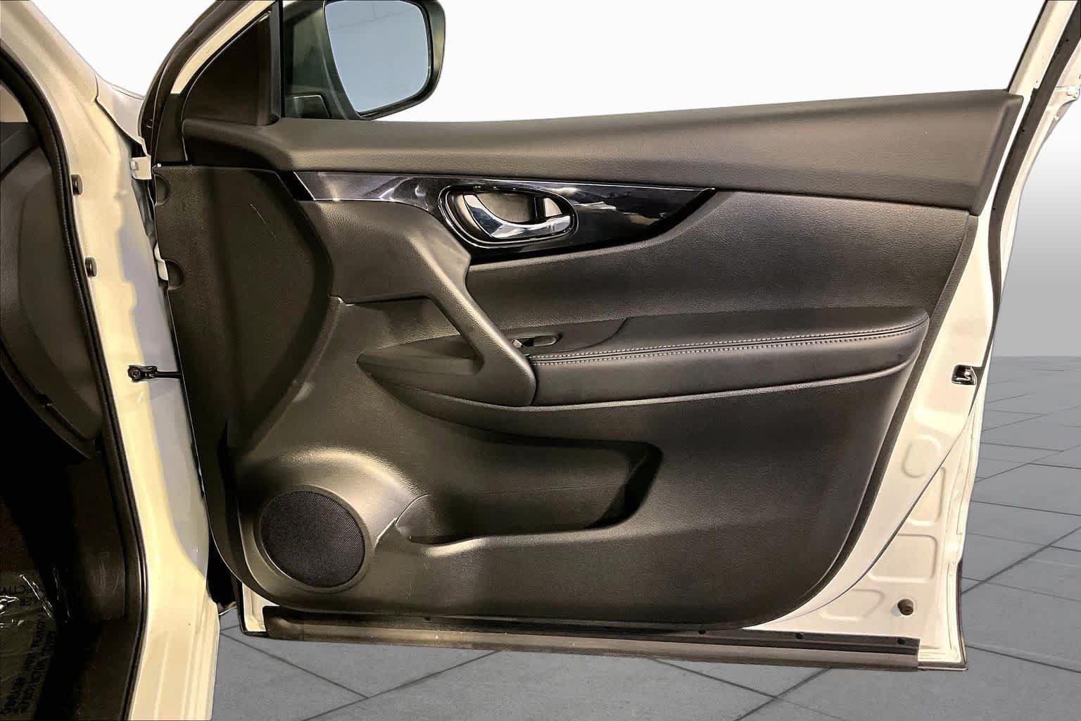 Used 2017 Pearl White Nissan SV image 23